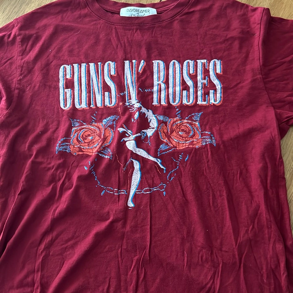daydreamer large guns and roses tee small